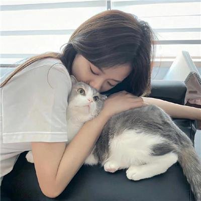 想踢沉迷男的女人